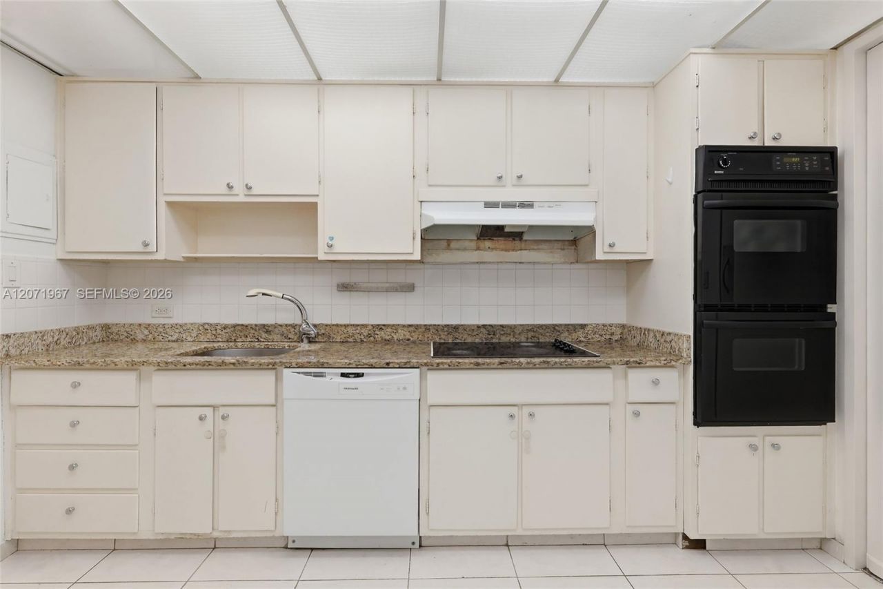 5055 Collins Ave , Unit 11F, Miami Beach, FL 33140 Photo