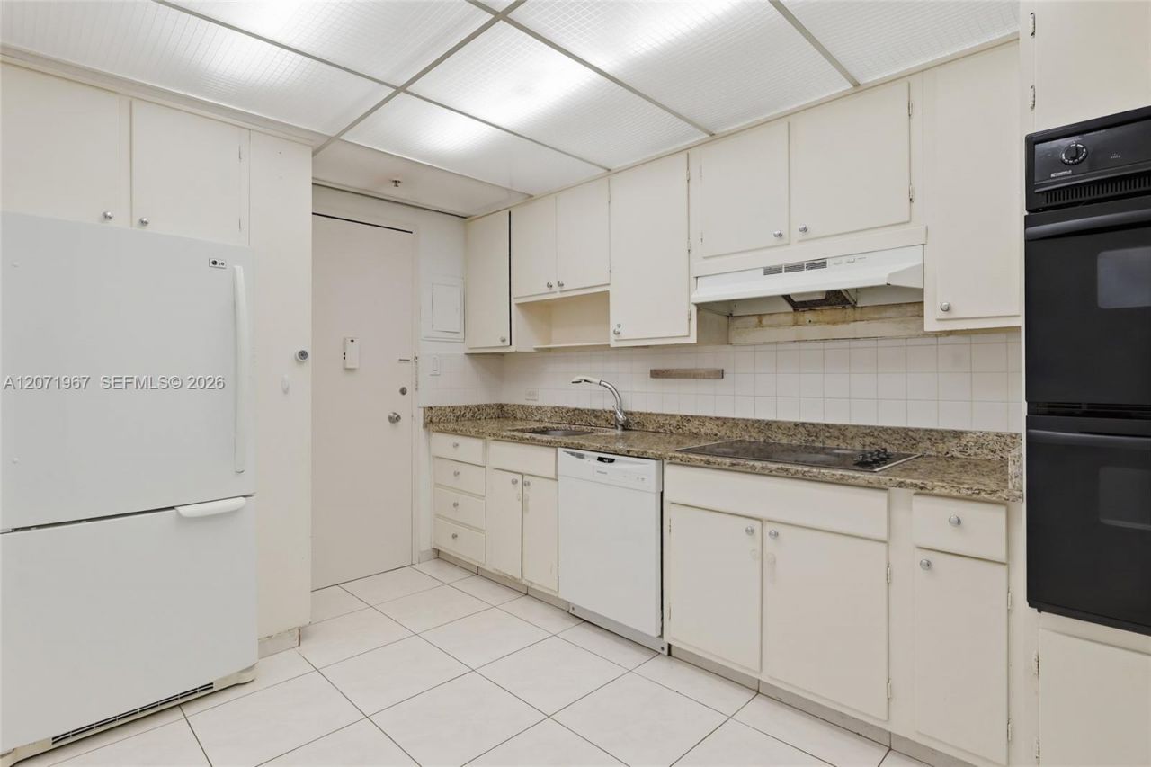 5055 Collins Ave , Unit 11F, Miami Beach, FL 33140 Photo