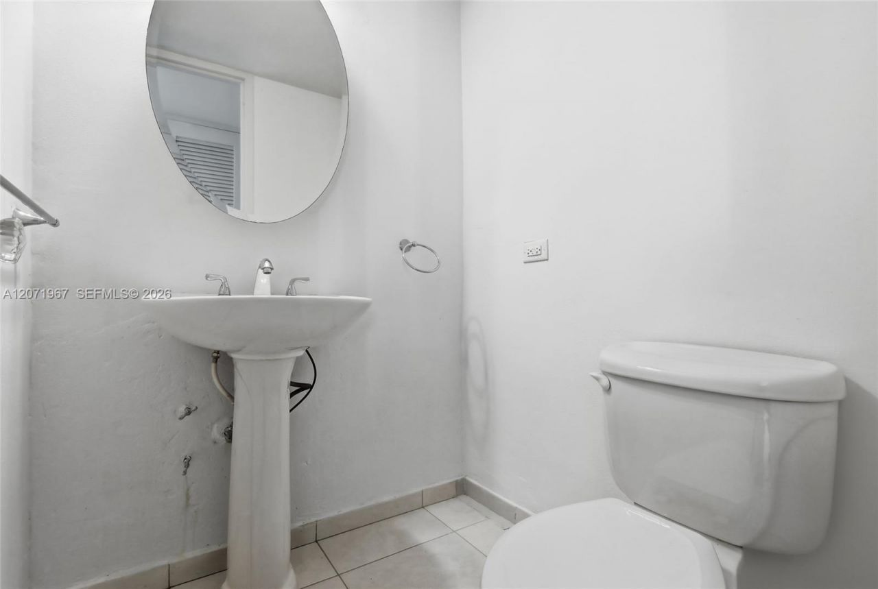 5055 Collins Ave , Unit 11F, Miami Beach, FL 33140 Photo