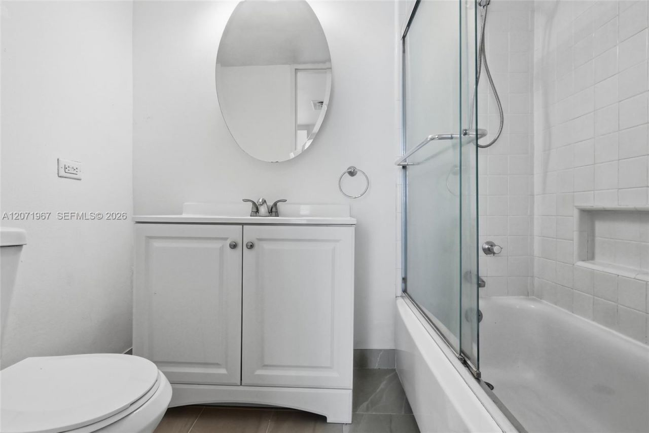 5055 Collins Ave , Unit 11F, Miami Beach, FL 33140 Photo