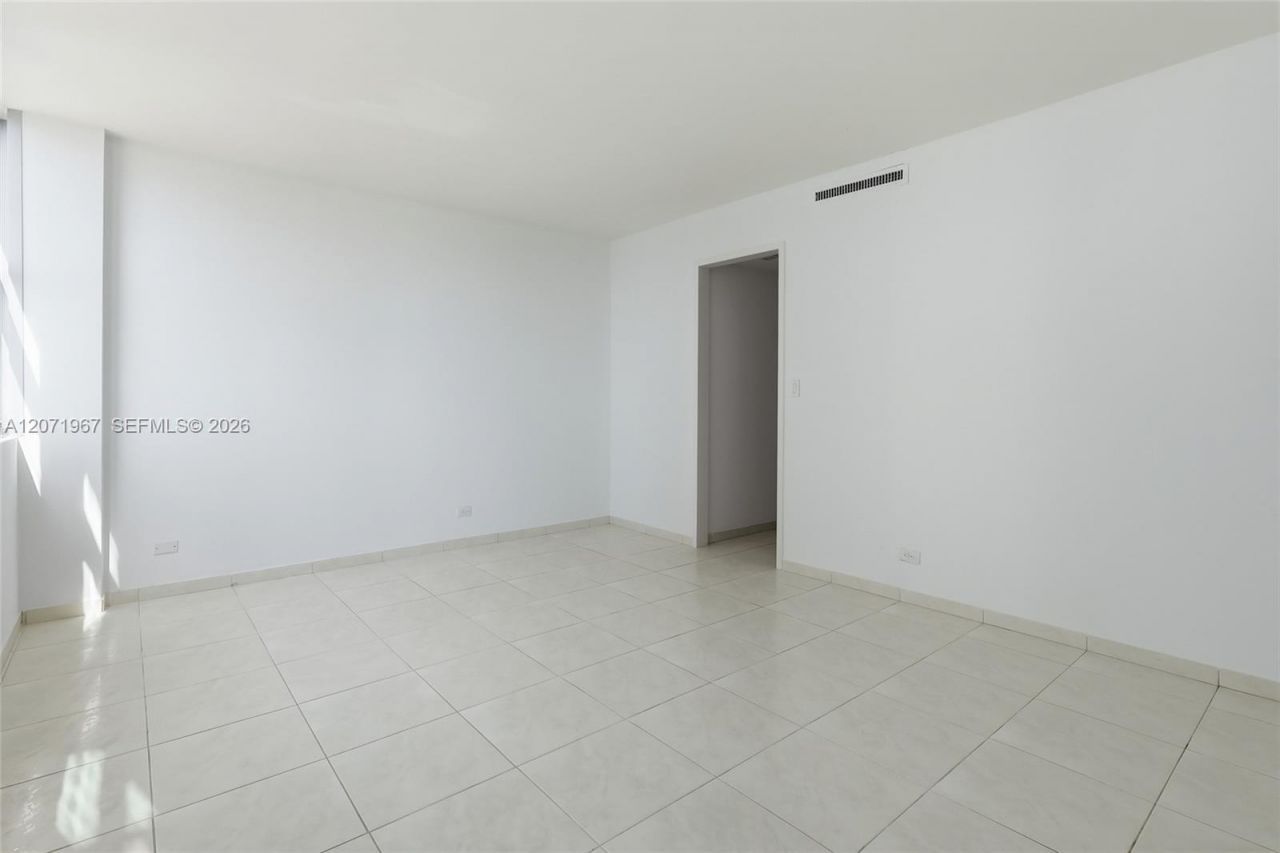 5055 Collins Ave , Unit 11F, Miami Beach, FL 33140 Photo