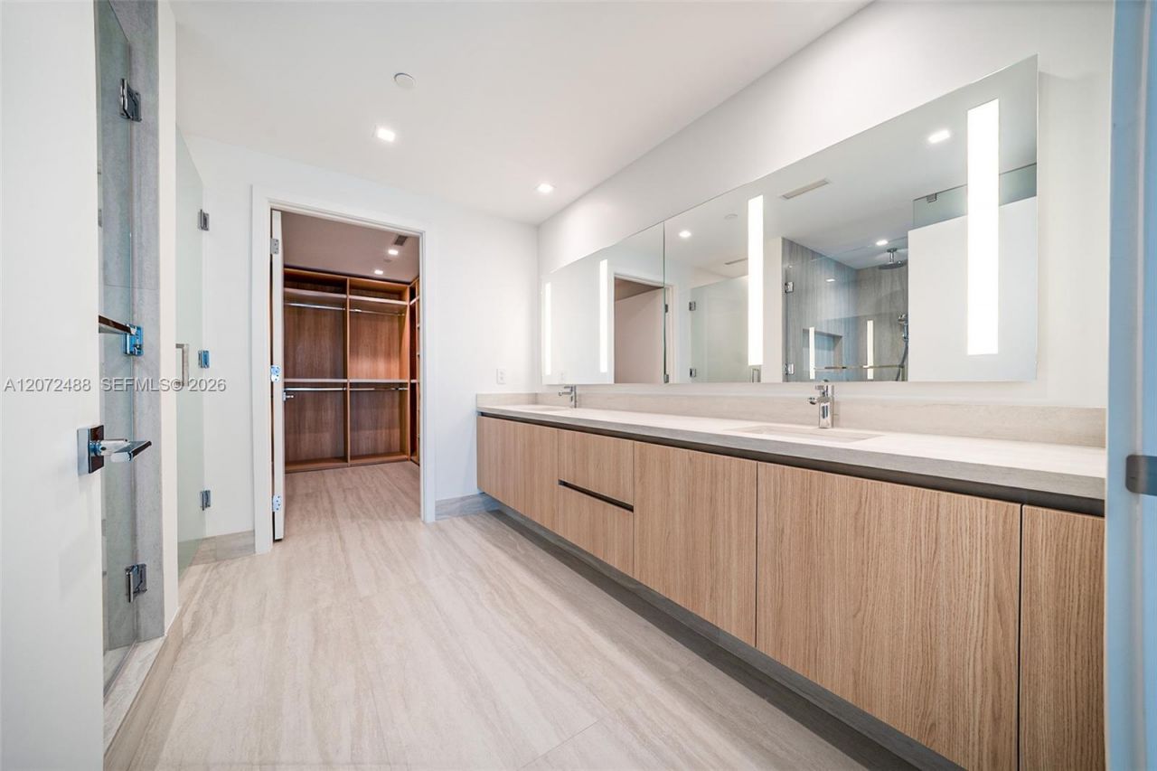 2411 Laguna Circle , Unit 809, North Miami, FL 33181 Photo