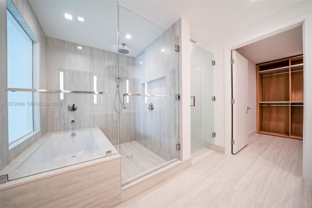 2411 Laguna Circle , Unit 809, North Miami, FL 33181 Photo