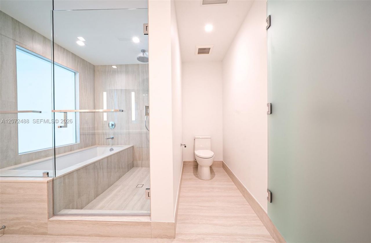 2411 Laguna Circle , Unit 809, North Miami, FL 33181 Photo