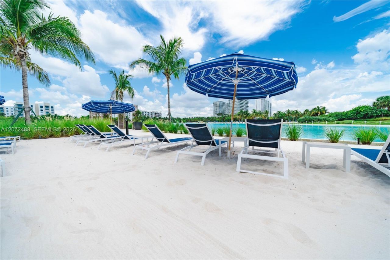 2411 Laguna Circle , Unit 809, North Miami, FL 33181 Photo