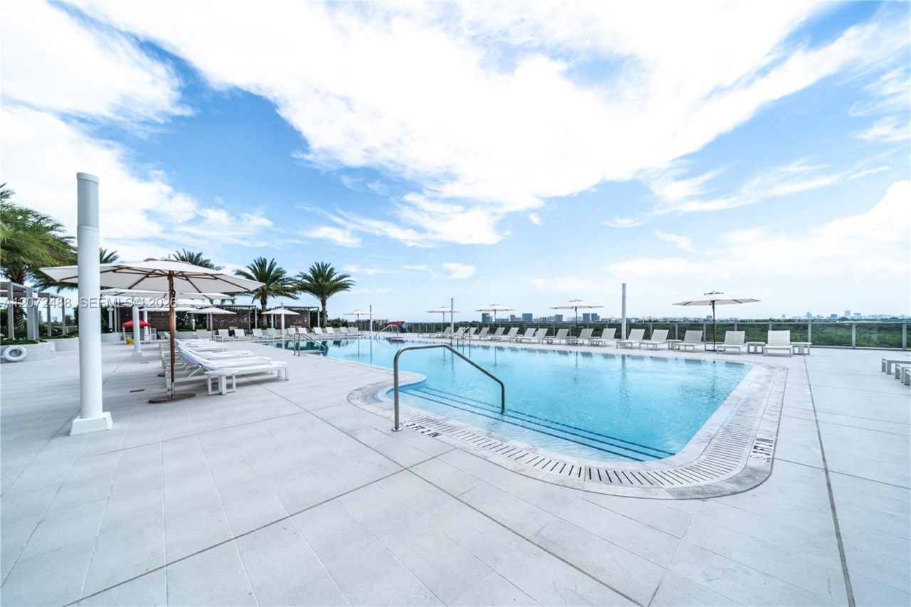 2411 Laguna Circle, Unit 809, North Miami, FL 33181 Photo
