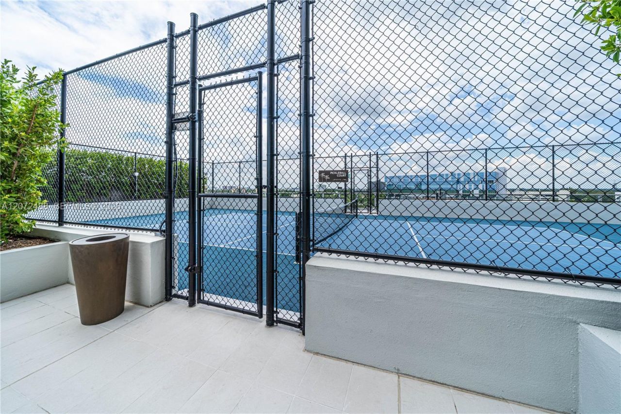 2411 Laguna Circle , Unit 809, North Miami, FL 33181 Photo