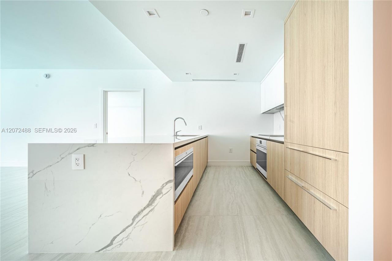 2411 Laguna Circle , Unit 809, North Miami, FL 33181 Photo