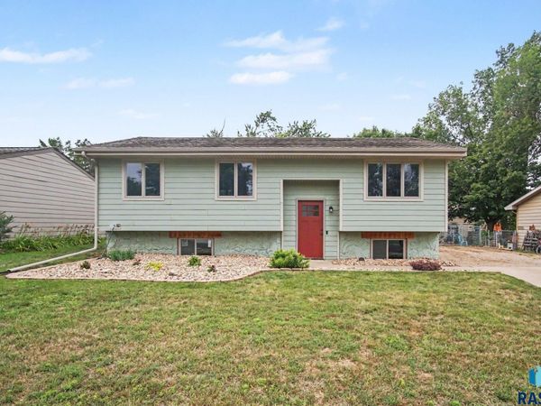 605 W 7th Ave, Lennox, SD 57039
