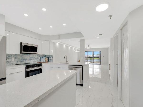 7240 Huntington Lane, Unit 202, Delray Beach, FL 33446