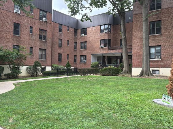 21 Schenck Avenue, Unit 2AC, Great Neck, NY 11021