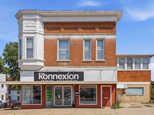 1097 University Avenue, Dubuque, IA 52001