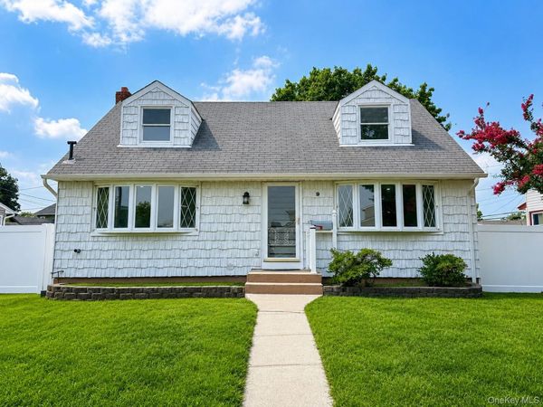 9 Stanford Lane , Hicksville, NY 11801