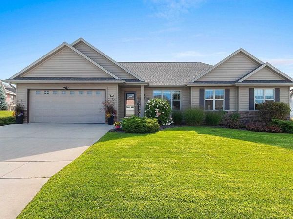 512 PEBBLESTONE CIRCLE, Hobart, WI 54155