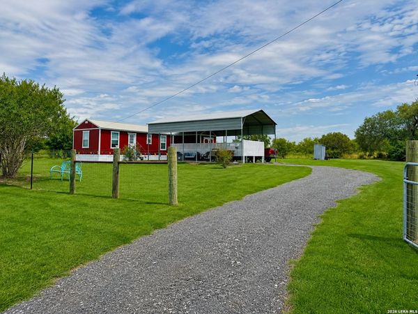 136 COUNTY ROAD 121, Leesville, TX 78122