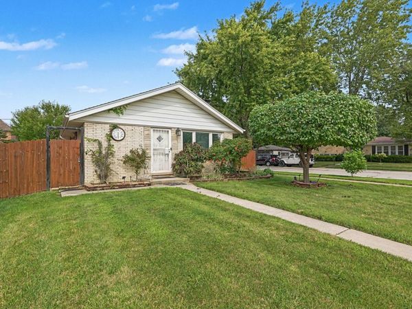 9002 S Parkside Avenue , Oak Lawn, IL 60453