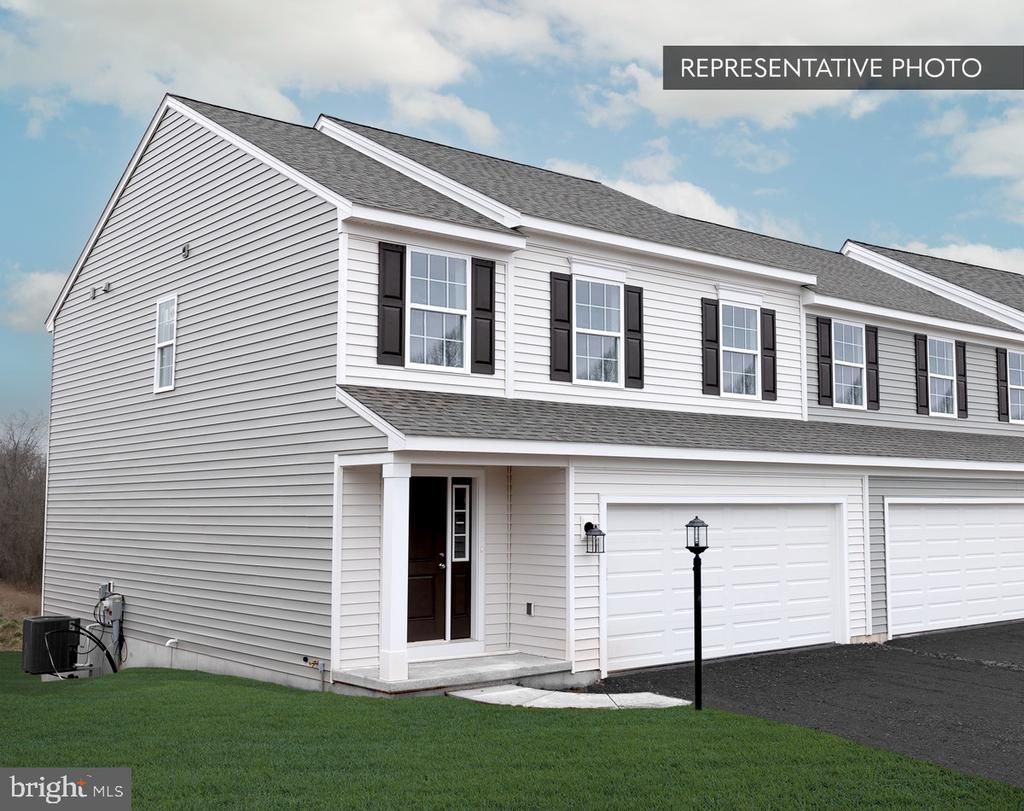 715 FAWN WAY , PENNSBURG, PA 18073