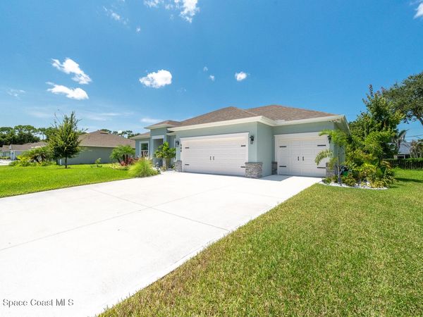 946 Roseland Road , Sebastian, FL 32958