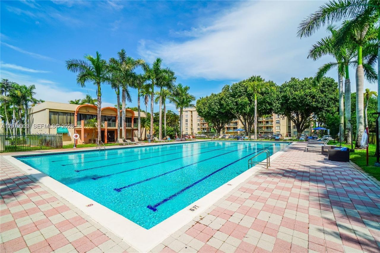 9320 Fontainebleau Blvd , Unit 215, Miami, FL 33172 Photo