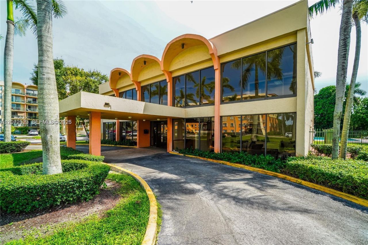 9320 Fontainebleau Blvd , Unit 215, Miami, FL 33172 Photo