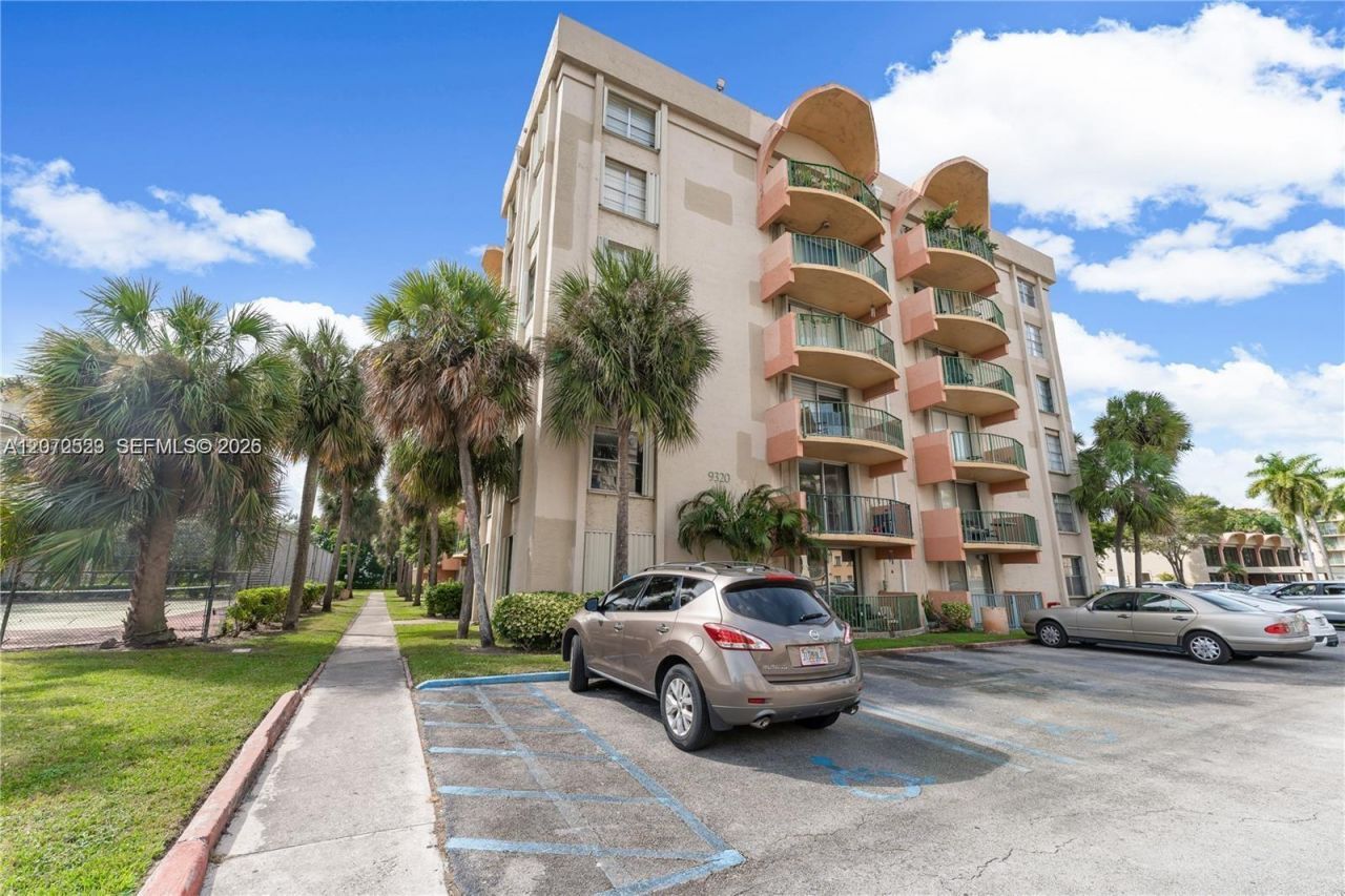 9320 Fontainebleau Blvd , Unit 215, Miami, FL 33172 Photo