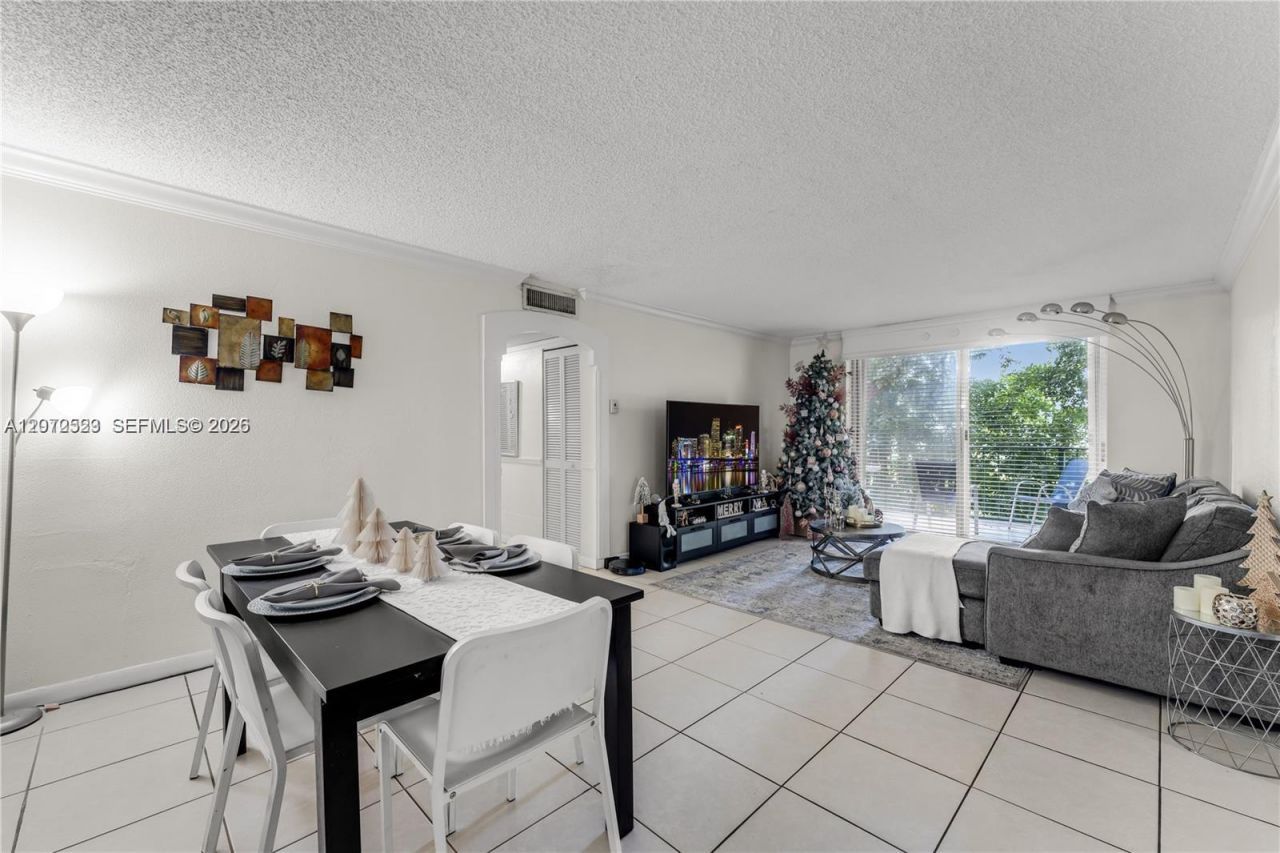 9320 Fontainebleau Blvd , Unit 215, Miami, FL 33172 Photo
