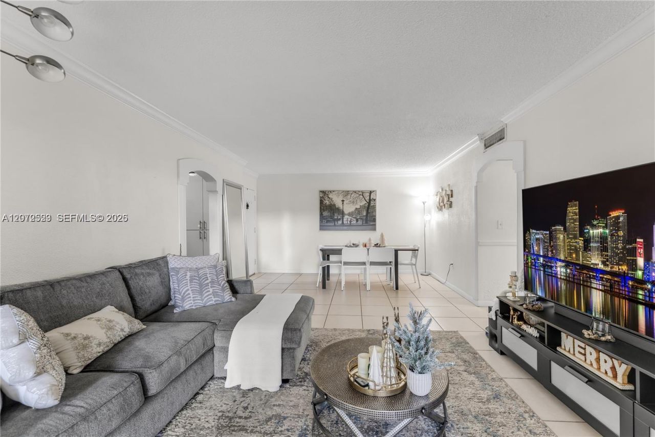 9320 Fontainebleau Blvd , Unit 215, Miami, FL 33172 Photo