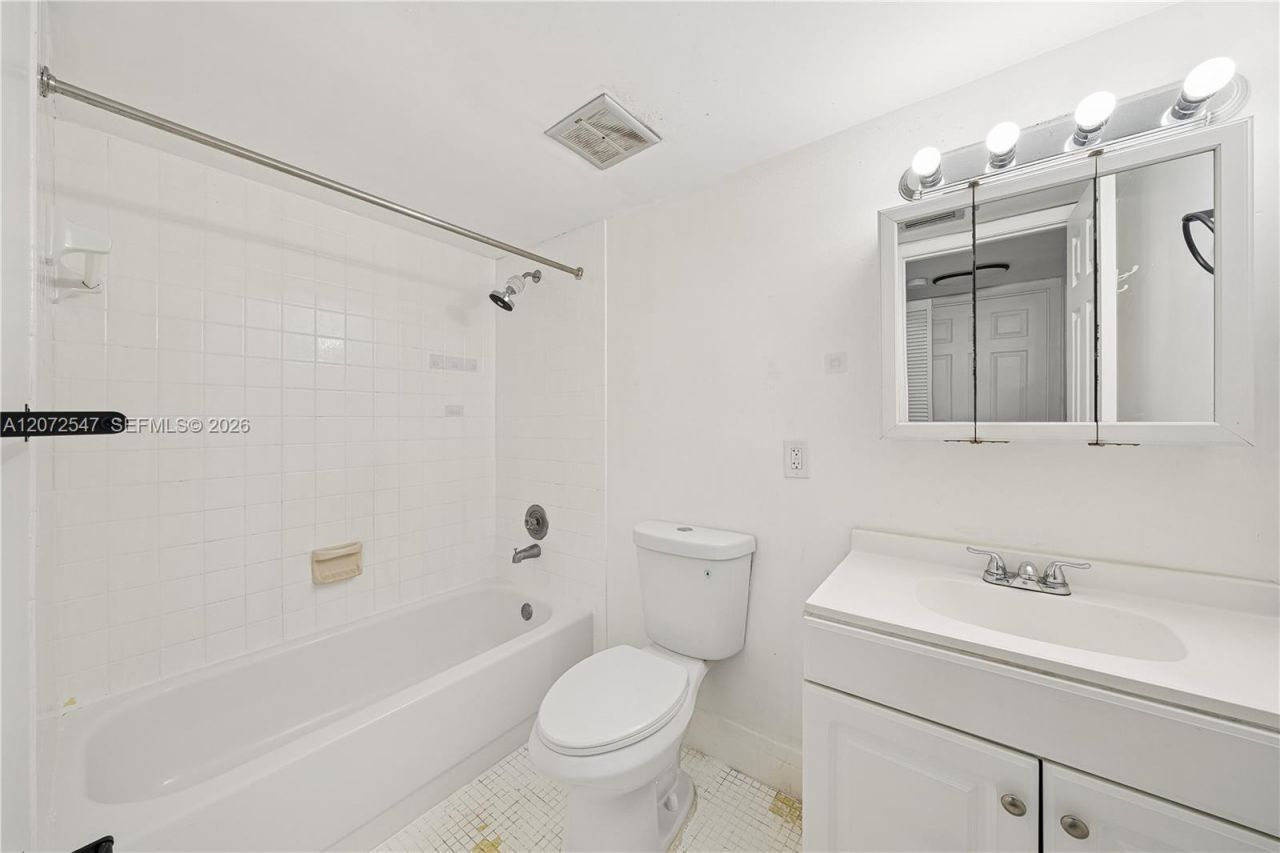 5055 NW 7th St, Unit 409, Miami, FL 33126 Photo