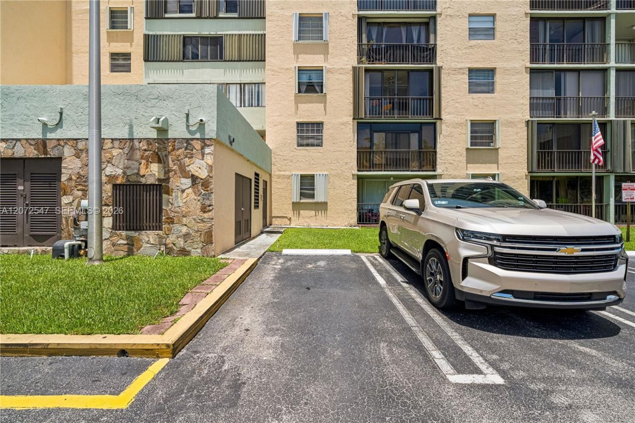 5055 NW 7th St, Unit 409, Miami, FL 33126 Photo
