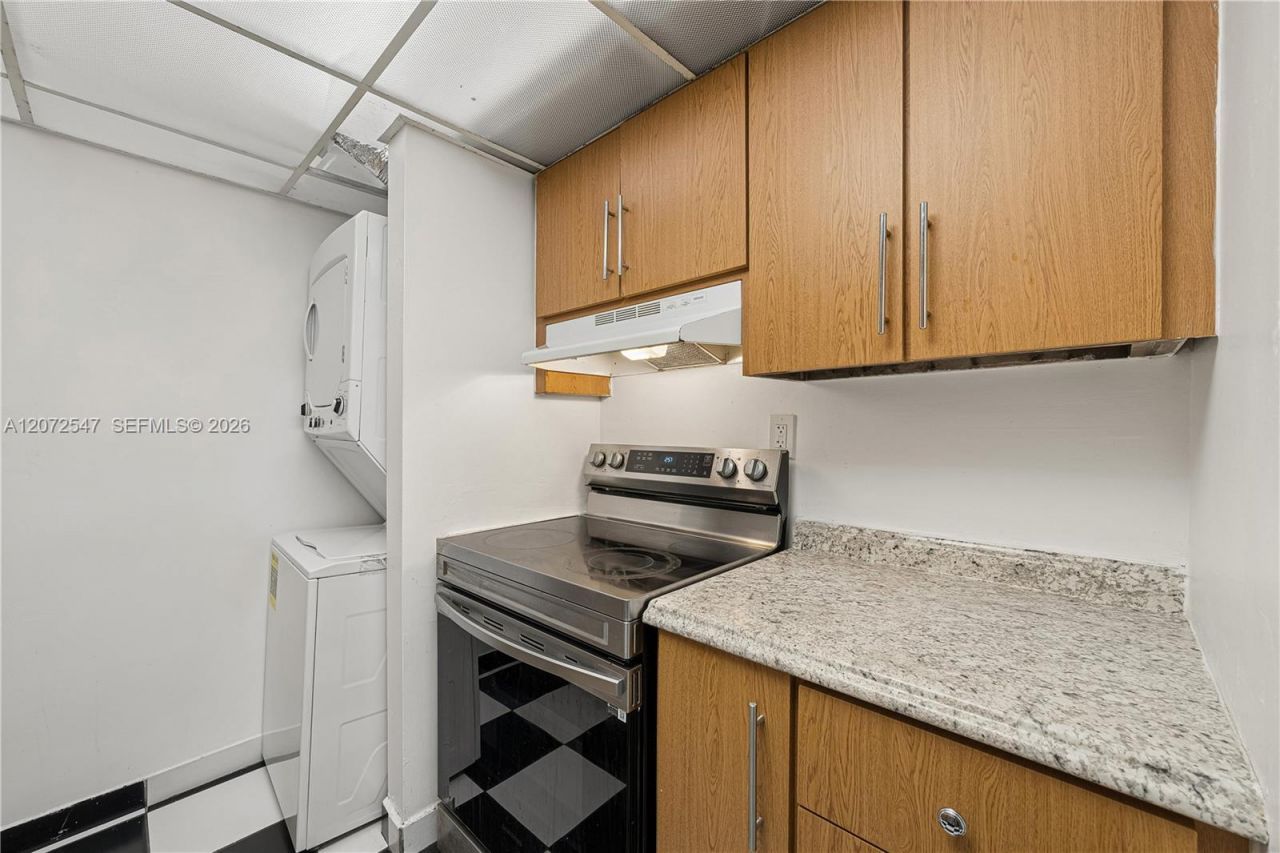 5055 NW 7th St, Unit 409, Miami, FL 33126 Photo
