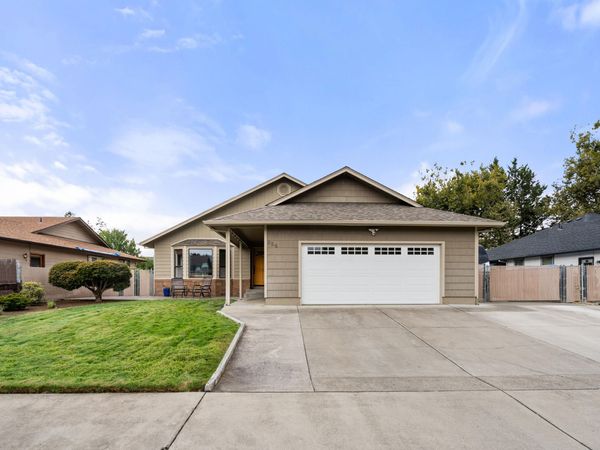 854 Delsie Drive, Grants Pass, OR 97527