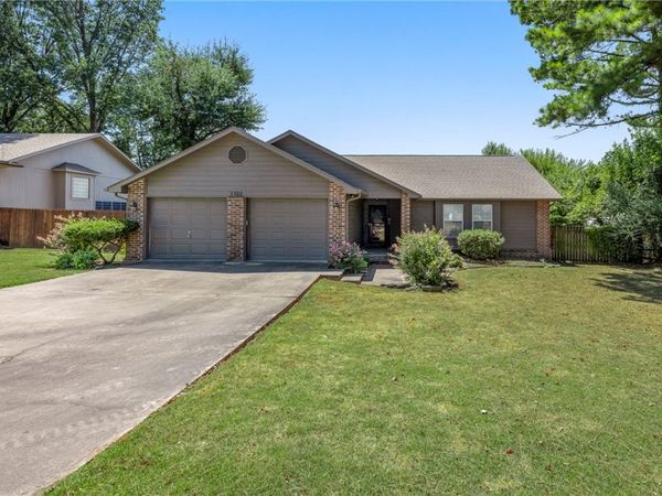 1102 NE 2nd Street , Bentonville, AR 72712
