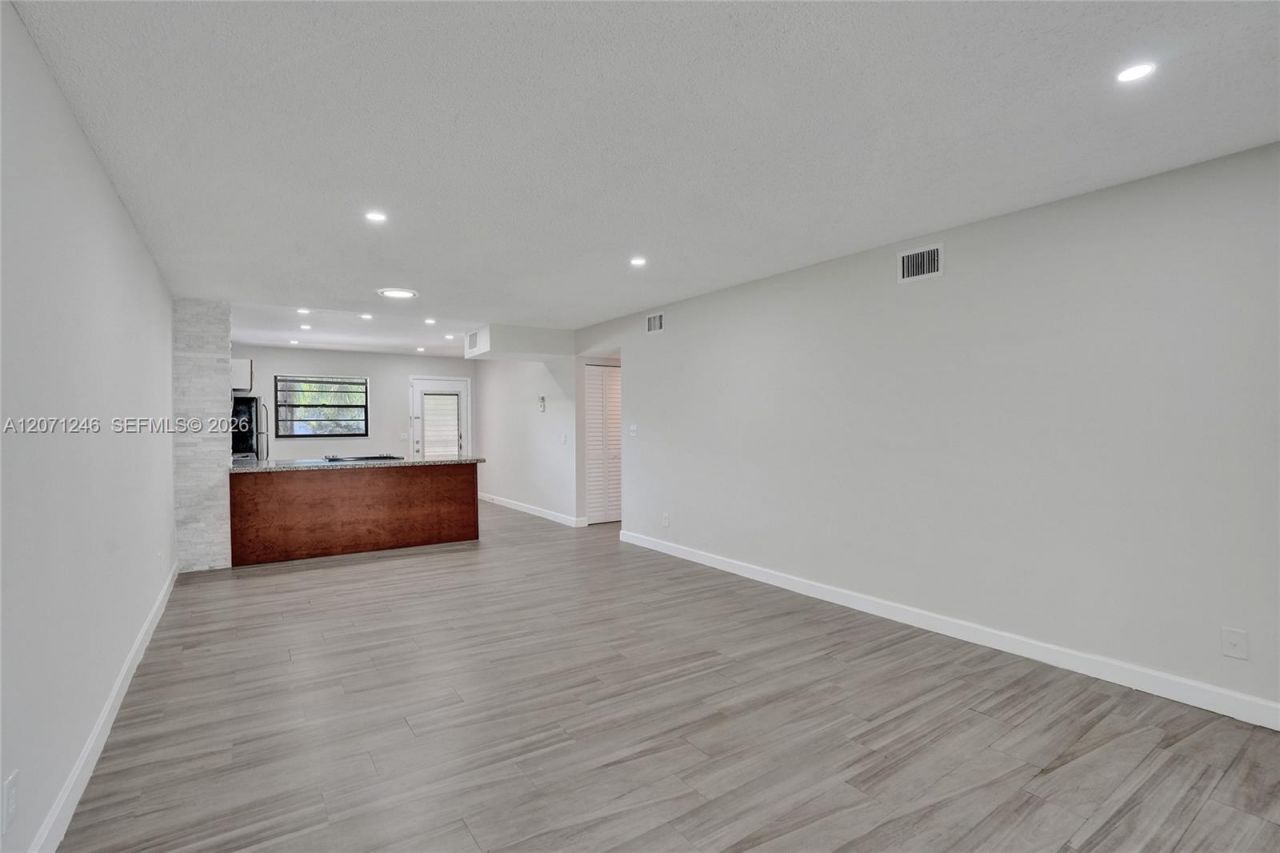 6090 N Sabal Palm Blvd , Unit 208, Tamarac, FL 33319 Photo