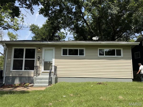 8823 Cranberry Lane, St Louis, MO 63121