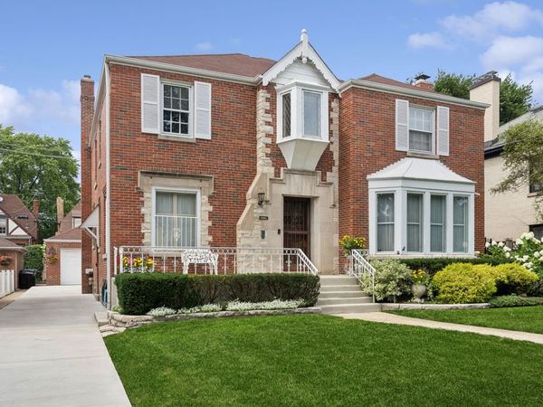 6026 N Forest Glen Avenue , Chicago, IL 60646