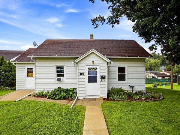 305 Pine Street , Anamosa, IA 52205