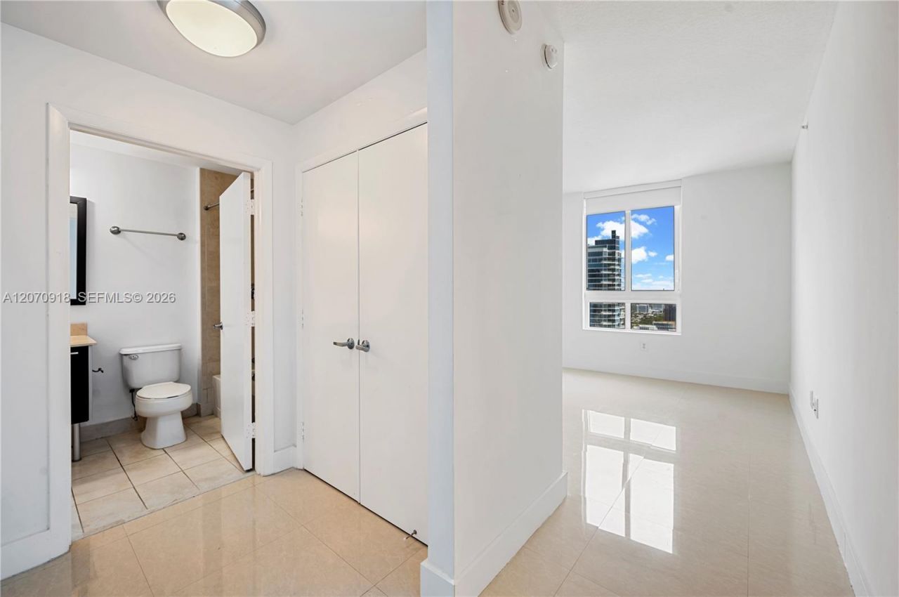 1900 N Bayshore Dr, Unit 4302, Miami, FL 33132 Photo