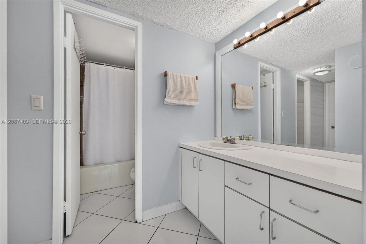 1351 NE Miami Gardens Dr, Unit PH1725E, Miami, FL 33179 Photo