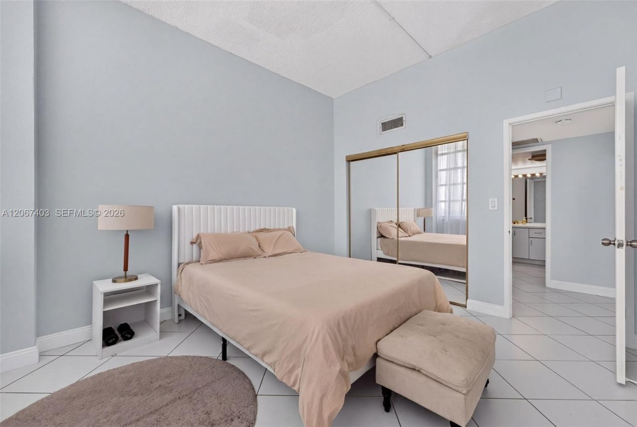 1351 NE Miami Gardens Dr, Unit PH1725E, Miami, FL 33179 Photo