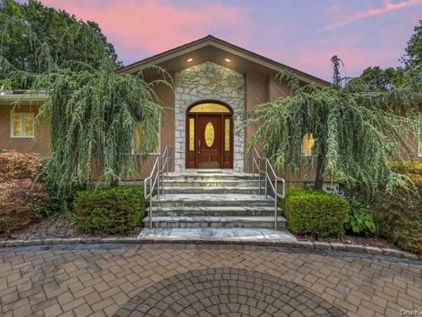 22 Penn Drive, Dix Hills, NY 11746