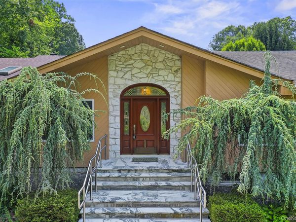 22 Penn Drive , Dix Hills, NY 11746