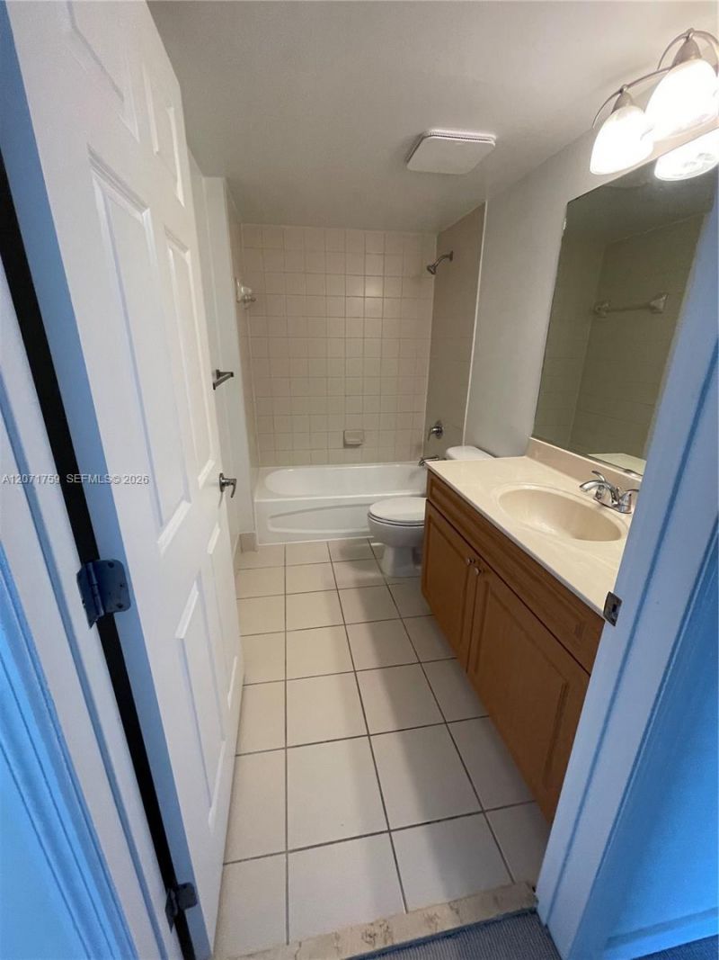 900 SW 8th St, Unit 1503, Miami, FL 33130 Photo