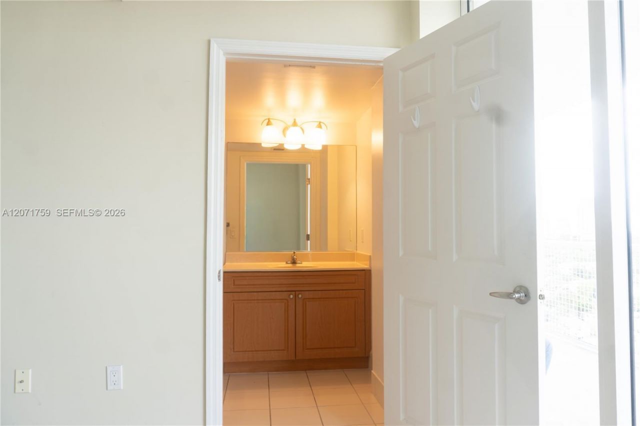 900 SW 8th St, Unit 1503, Miami, FL 33130 Photo