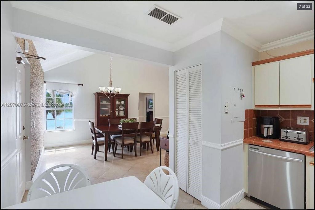 10521 Mahogany Key Cir , Unit 207, Miami, FL 33196 Photo