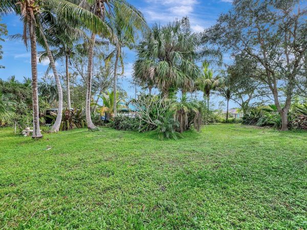 673 SE DAMASK Avenue, Port St. Lucie, FL 34983