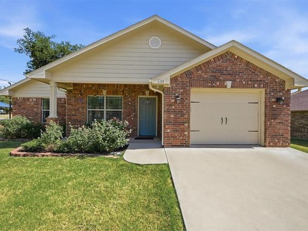 305 E Bonham, Tom Bean, TX 75489