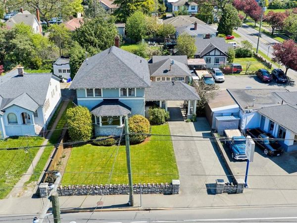 3107 Quadra St , Victoria, BC V8X 1E9