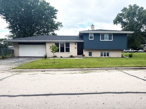 643 N Iowa Avenue, Villa Park, IL 60181