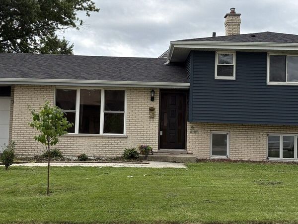 643 N Iowa Avenue, Villa Park, IL 60181