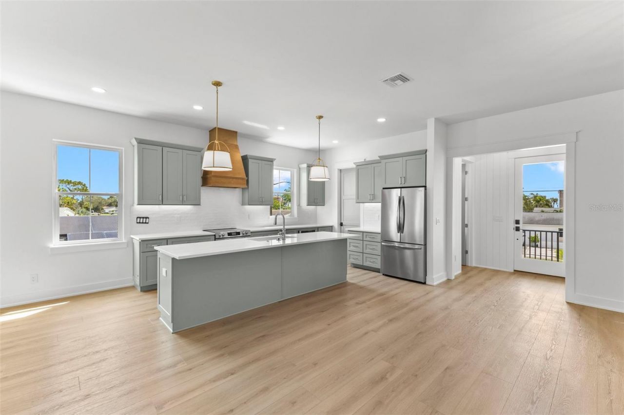 3534 Overlook Drive Ne, Saint Petersburg, FL 33703 Photo